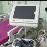 Ана мен сәбиді  бақылайды