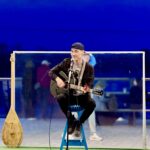 Жағалауда  ән шырқайды